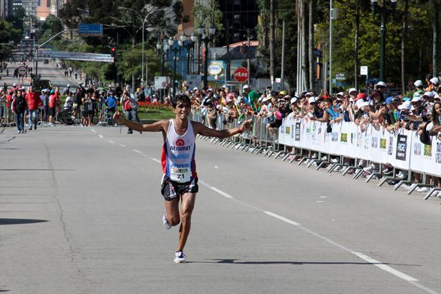 Marcos Antônio Pereira, 1º colocado da Maratona Caixa de Curitiba / Foto: Cesar Brustolin/SMCS